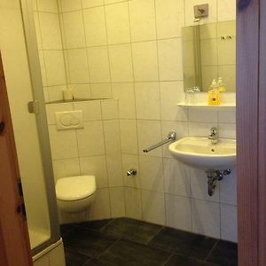 Zimmer mit Kingsize-Bett